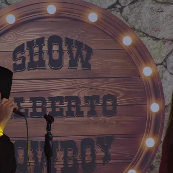 Na Festa do Líder, Alberto Cowboy resolve cantar em área preparada pela produção e é detonado na web: 'Desafinado'