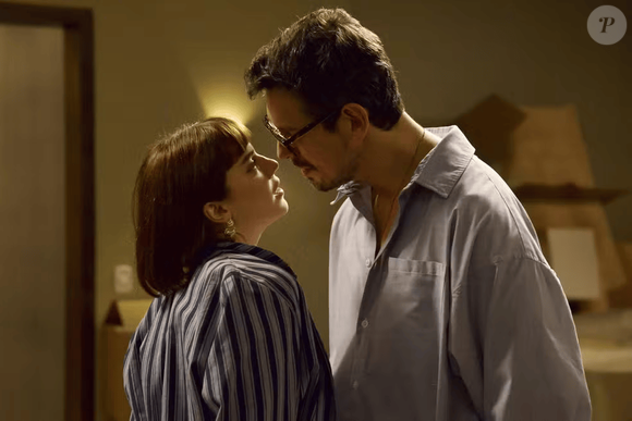 Solange (Alice Wegmann) conta a Renato (João Vicente de Castro) que está grávida.