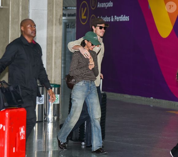 Bruna Marquezine teve ajuda para carregar suas malas no desembarque