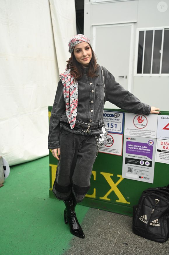 The Town 2025: mais uma de all jeans, a atriz Giselle Batista escolheu um lenço para compor seu look