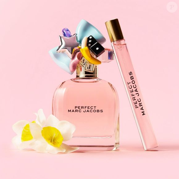 Perfect (Marc Jacobs) - 50ml | R$ 719,00 - a fragrância Perfect, da Marc Jacobs, aposta em uma proposta alegre e otimista, inspirada na ideia de autoaceitação