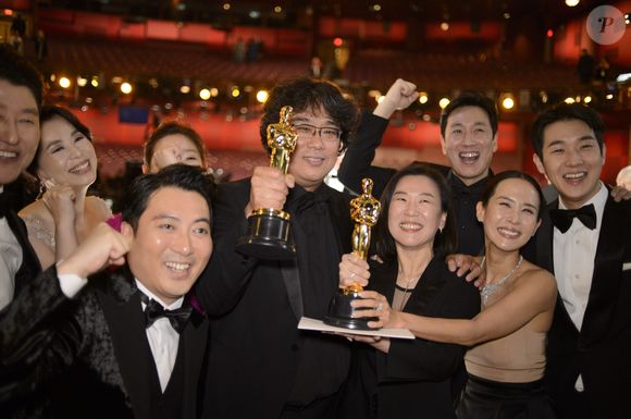 O filme 'Parasita' ganhou 4 prêmios no Oscar 2020: Melhor Filme, Melhor Diretor, Roteiro Original e Filme Internacional