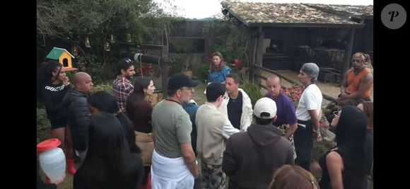 Banheiro sujo na Fazenda reacende lembranças constrangedoras do passado de Dudu Camargo
