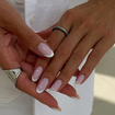 Cinco esmaltes com efeito rejuvenescedor que embelezam as mãos e disfarçam imperfeições neste verão