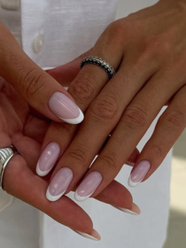 Cinco esmaltes com efeito rejuvenescedor que embelezam as mãos e disfarçam imperfeições neste verão