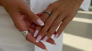 Cinco esmaltes com efeito rejuvenescedor que embelezam as mãos e disfarçam imperfeições neste verão