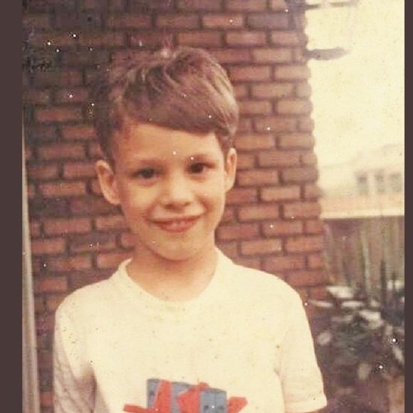 Nascido em 1980, esse menino de sorriso largo jamais imaginou ser galã da Globo; hoje tem papel importante em famosa novela. Reconhece?