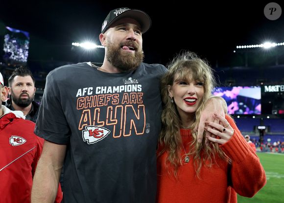 Taylor Swift está com o astro da NFL Travis Kelce desde julho de 2023