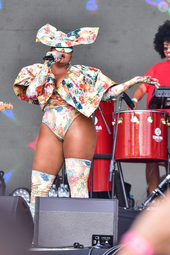 Figurinos bem elaborados de Gaby Amarantos exigiam uma maior mobilidade da cantora no palco