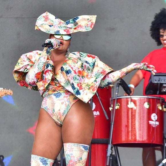 Figurinos bem elaborados de Gaby Amarantos exigiam uma maior mobilidade da cantora no palco