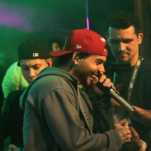 Sósia de Vinicius Jr. aparece em evento de Zé Felipe, ex de Virgínia Fonseca, e rouba os holofotes na plateia