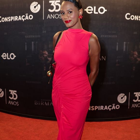 Jéssica Ellen em foto mostrando o look completo - bem chamativo!