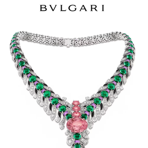 A joia da Bvlgari, que levou cerca de 1.200 horas para ser produzida, é composta por diamantes, esmeraldas, ônix e safiras em tons variados