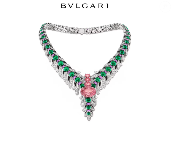 A joia da Bvlgari, que levou cerca de 1.200 horas para ser produzida, é composta por diamantes, esmeraldas, ônix e safiras em tons variados