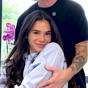 Bruna Marquezine aposta no corte 'sereia cool' para encerrar 2025 e já antecipa a tendência de cabelo longo, leve e cheio de movimento para 2026