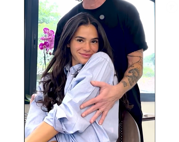 Bruna Marquezine aposta no corte 'sereia cool' para encerrar 2025 e já antecipa a tendência de cabelo longo, leve e cheio de movimento para 2026