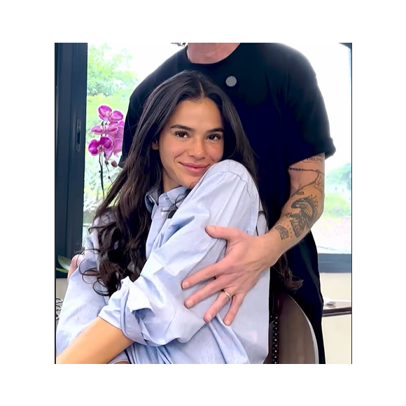 Bruna Marquezine aposta no corte 'sereia cool' para encerrar 2025 e já antecipa a tendência de cabelo longo, leve e cheio de movimento para 2026