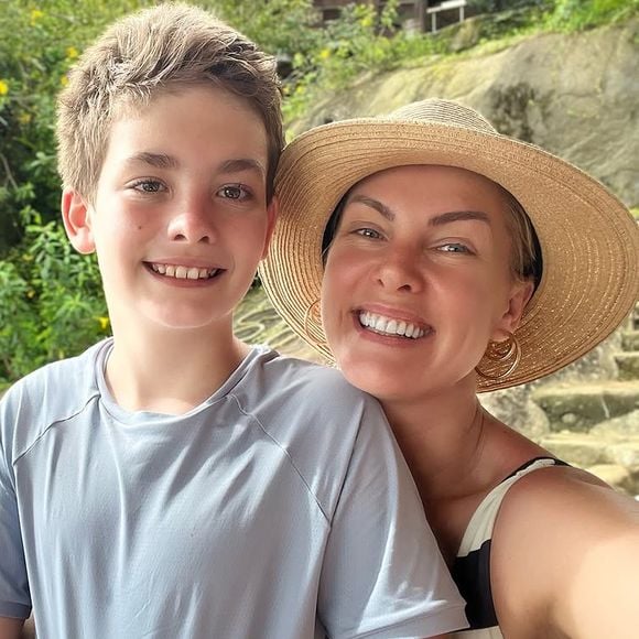 Nas fotos compartilhadas por Ana Hickmann em seu perfil na web, vários internautas reagiram e deixaram comentários.