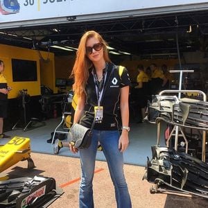 Marina Ruy Barbosa apostou em jeans e bolsa de grife no Grande Prêmio de Fórmula 1 em Mônaco em 2017