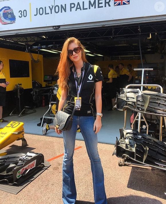 Marina Ruy Barbosa apostou em jeans e bolsa de grife no Grande Prêmio de Fórmula 1 em Mônaco em 2017
