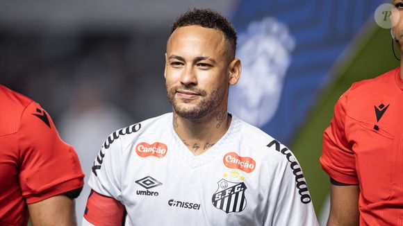 Look de Neymar dividiu opiniões e rendeu muitas críticas ao jogador do Santos, contratado até 2026