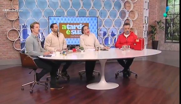 Sonia Abrão entrou de chupeta no palco acompanhada dos colunistas que integram a bancada. A referência é a trend das chupetas para adultos