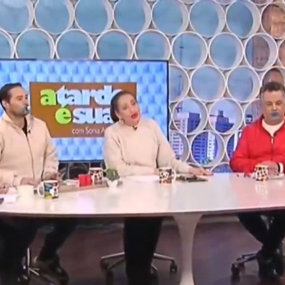 Sonia Abrão entrou de chupeta no palco acompanhada dos colunistas que integram a bancada. A referência é a trend das chupetas para adultos