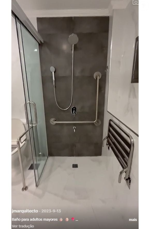 Além das barras de apoio ao lado do vaso sanitário, o arquiteto também as instalou dentro do box e nas áreas de passagem