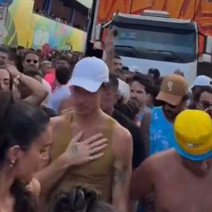 Shawn Mendes acompanhou com olhar atento o rebolado de Bruna Marquezine