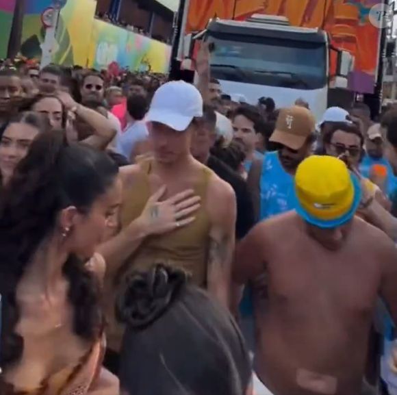 Shawn Mendes acompanhou com olhar atento o rebolado de Bruna Marquezine