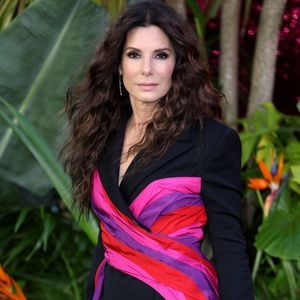 Sandra Bullock chegou aos 61 anos com uma beleza única e incomparável, sendo considerada uma das mulheres mais bonitas do mundo