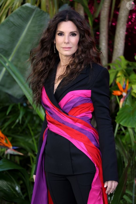 Sandra Bullock chegou aos 61 anos com uma beleza única e incomparável, sendo considerada uma das mulheres mais bonitas do mundo