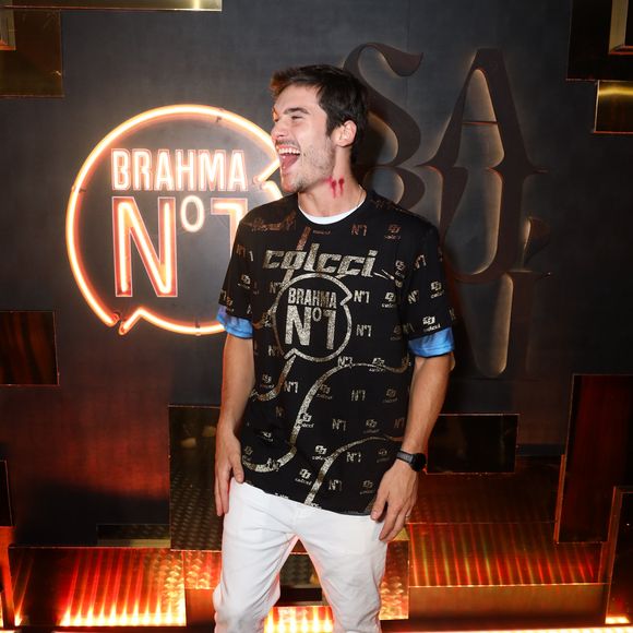 Nicolas Prattes entrou na brincadeira e surgiu com ‘mordida’ de vampira