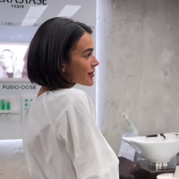 Corte de Bruna Marquezine tem base levemente mais curta atrás e alongada na frente e pontas desfiadas