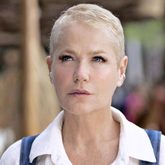 Outro tratamento é o ácido hialurônico injetável e enriquecido, que desempenha um papel importante na luta contra efeitos deletérios do estresse oxidativo