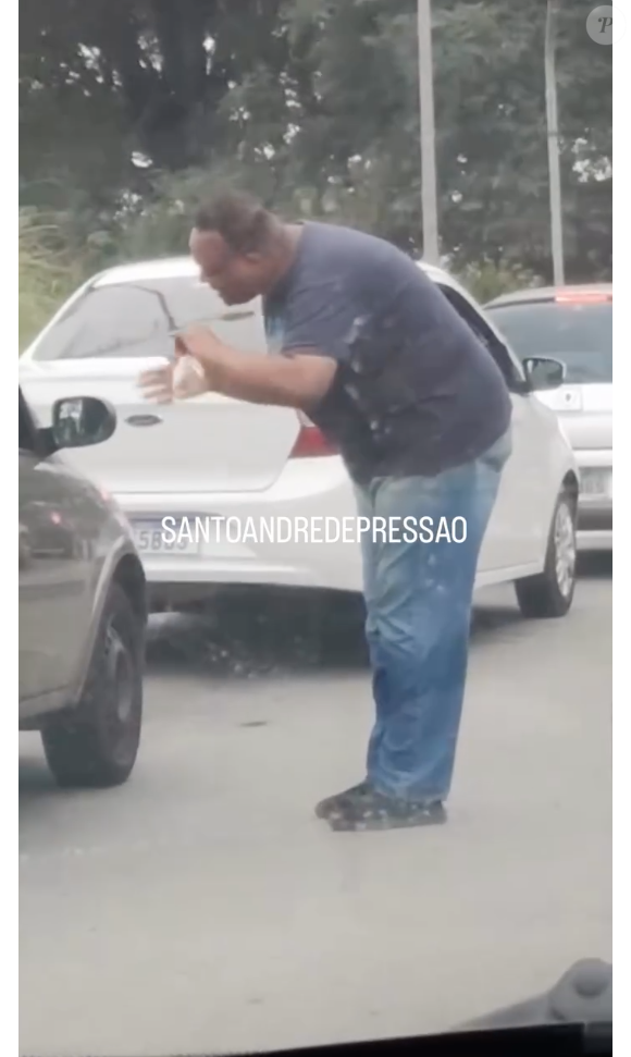 Nos últimos dias, Estefano Zaquini foi flagrado vendendo doces no semáforo em São Paulo