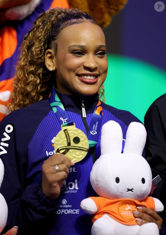 Rebeca Andrade comemora o ouro no salto no Mundial de Ginástica Artística de 2026. A brasileira chegou a dez medalhas em Mundiais, com quatro ouros, quatro pratas e dois bronzes
