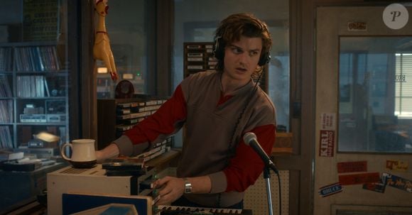 Steve Harrington tem 21 anos em Stranger Things. Joe Keery já tem 33 anos, mas ninguém reclama, já que ele continua sendo um dos personagens mais queridos da série
