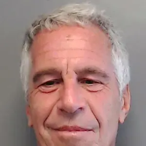 Jeffrey Epstein foi preso em 2019, mas tirou a própria vida antes do julgamento, segundo a versão oficial