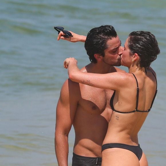 Agatha Moreira e Rodrigo Simas não poupam os seguidores de fotos ousadas e apareceram nus em novos cliques