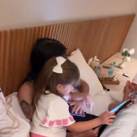 Ana Castela assistiu vídeo com Maria Alice e Maria Flor