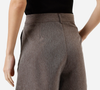 Com cintura alta e modelagem reta, o short texturizado da C&A combina elegância e conforto em uma proposta versátil