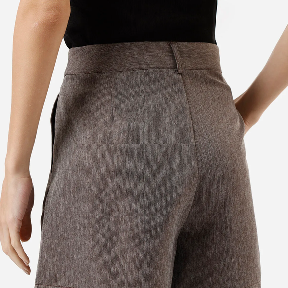 Com cintura alta e modelagem reta, o short texturizado da C&A combina elegância e conforto em uma proposta versátil