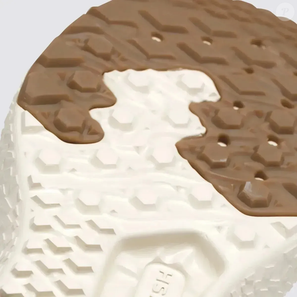 O Tênis Vans Ultrarange VR3 Neo True White combina malha, material sintético e sola de borracha para oferecer conforto e durabilidade na rotina