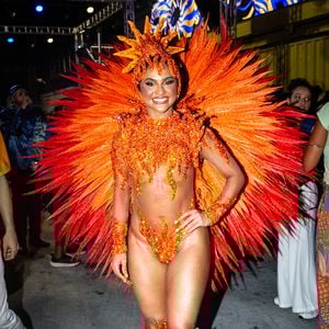 Fantasia de Mileide Mihaile traz um sol com luzes de led