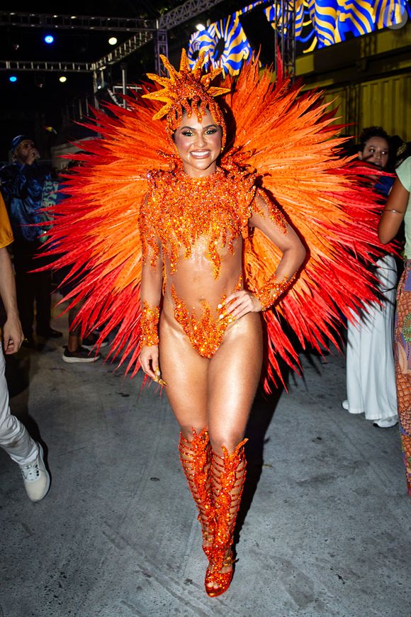 Fantasia de Mileide Mihaile traz um sol com luzes de led