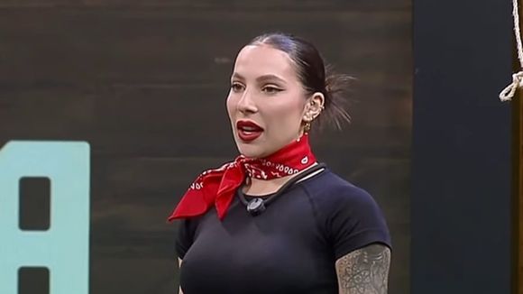 'Nunca precisou se vender': equipe de Martina Sanzi se pronuncia pela 1ª vez após expulsão de 'A Fazenda 17', alfineta adversários e web debocha de peoa