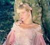 Um exemplo conhecido do cinema brasileiro ajuda a ilustrar esse conceito. Em 'Lua de Cristal' (1990), Xuxa interpreta Maria da Graça, uma jovem que deixa a pequena cidade onde vivia para tentar a sorte no Rio de Janeiro.