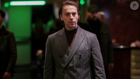 Para ficar perto de Karsu, Atilla investe em um novo caminho profissional e abre um café charmoso, estrategicamente localizado ao lado da livraria de Karsu.