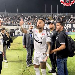 Neymar reage a provocações durante pós-jogo, mas admite erro e promete mudança de postura após repercussão negativa